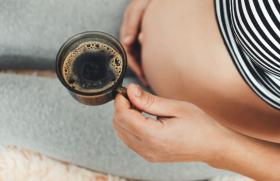 La caféine pendant la grossesse pourrait favoriser l’allergie alimentaire chez l’enfant
