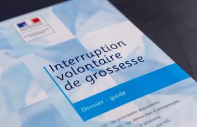 Dans un contexte de baisse de recours à l’IVG, le débat sur le délai légal relancé