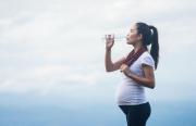 Grossesse, allaitement, alimentation du nourrisson : l’eau, un axe majeur de prévention