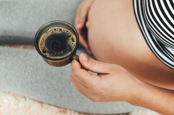 La caféine pendant la grossesse pourrait favoriser l’allergie alimentaire chez l’enfant