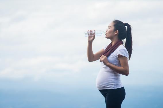 Grossesse, allaitement, alimentation du nourrisson : l’eau, un axe majeur de prévention