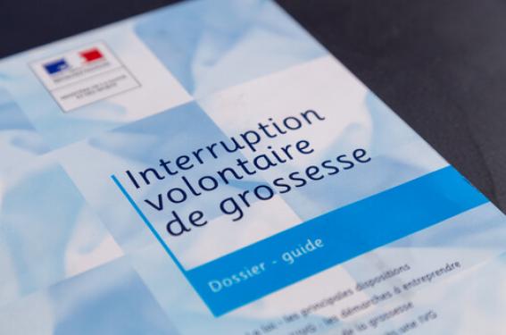 Dans un contexte de baisse de recours à l’IVG, le débat sur le délai légal relancé