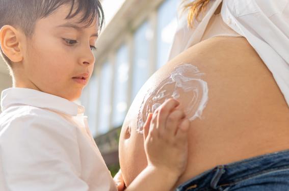 Le soleil, l’enfant et la femme enceinte