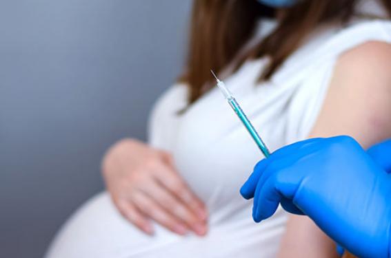 Covid-19 : sécurité des vaccins à ARNm pour les femmes enceintes